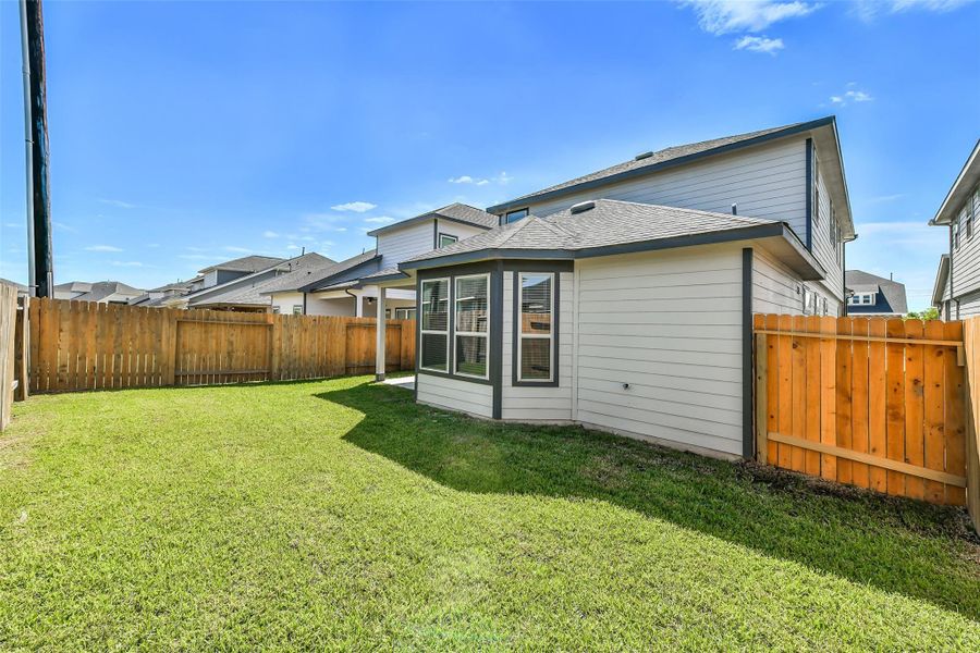 Exterior details and patio area of a home in Anderson Lakes, Houston (Image 2).