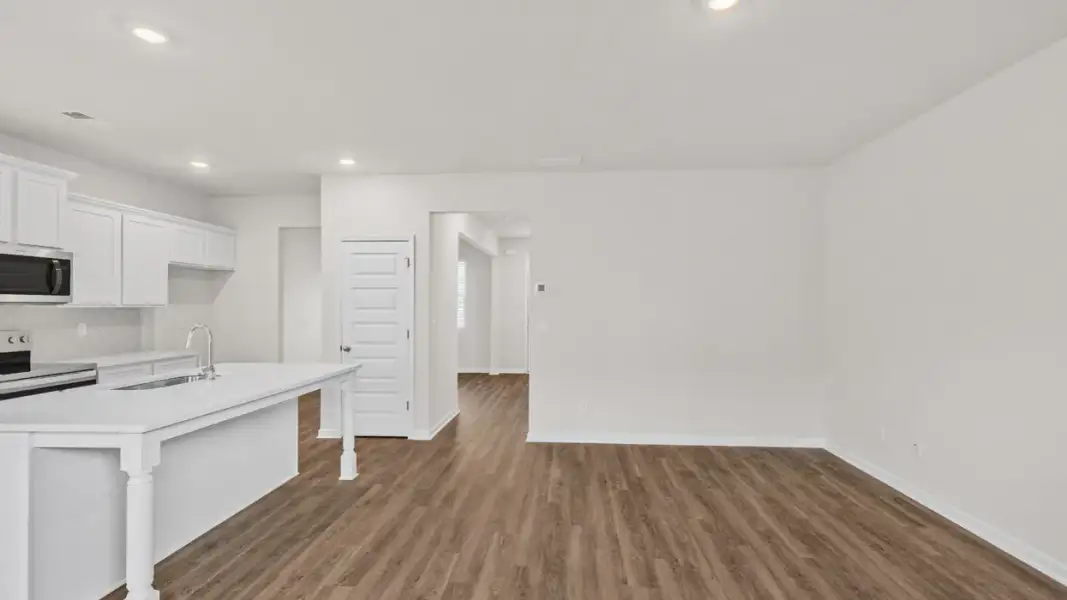 Representative unfurnished interior of a home built from the Ansley by D.R. Horton in Walden Ridge, Macon (Image 16).
