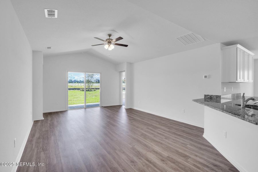 Spacious, unfurnished interior of a new home in Rolling Hills, Green Cove Springs (Image 5).