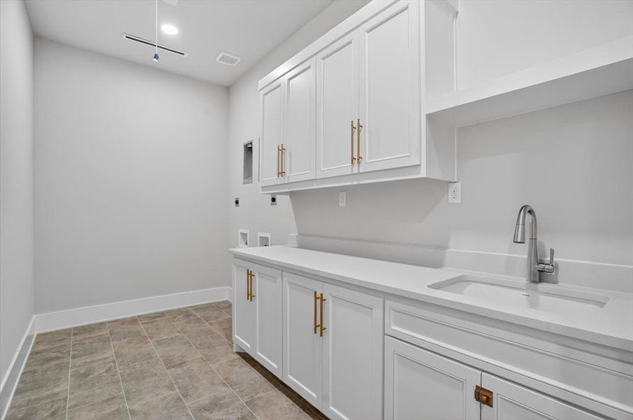 Furnished interior view inside a new home in , Strawn (Image 15).