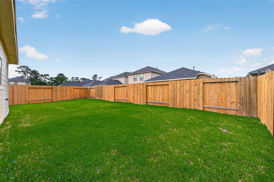 Exterior details and patio area of a home in Woodland Lakes, Houston (Image 18).