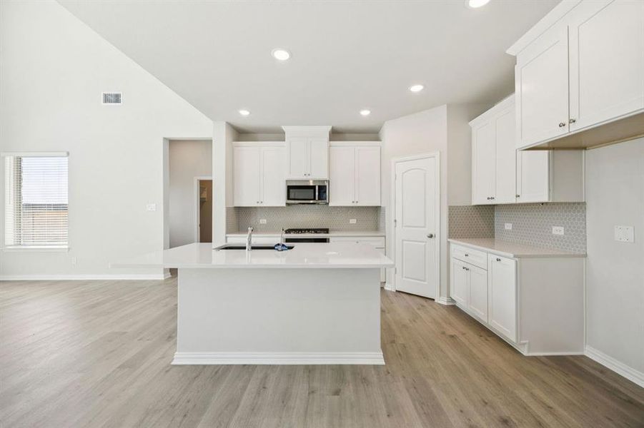 2-2101Lone_002 2-2101Lone_002