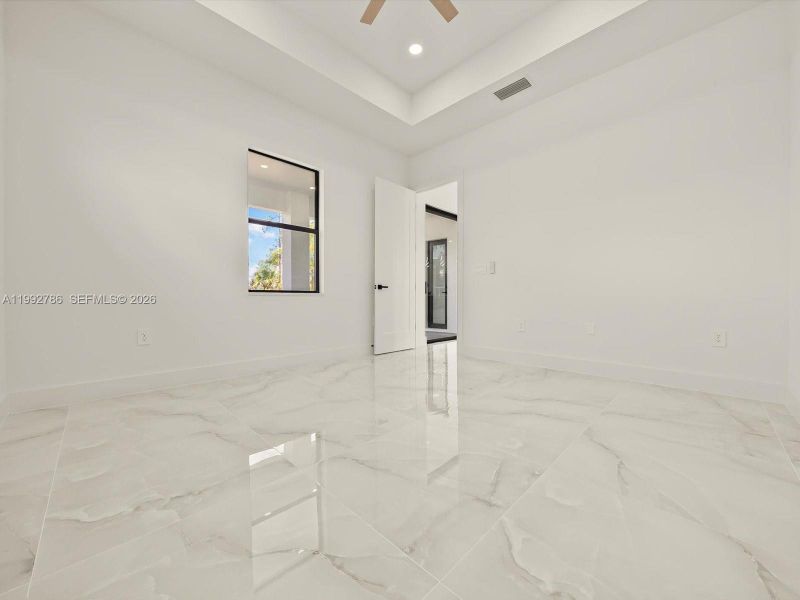 Spacious, unfurnished interior of a new home in , Lehigh Acres (Image 23).