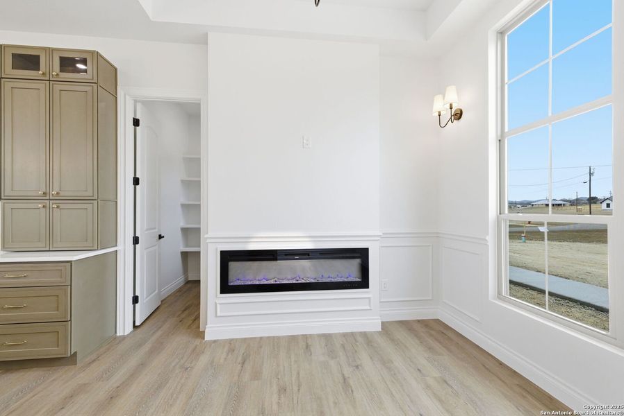 Spacious, unfurnished interior of a new home in , Bandera (Image 24).