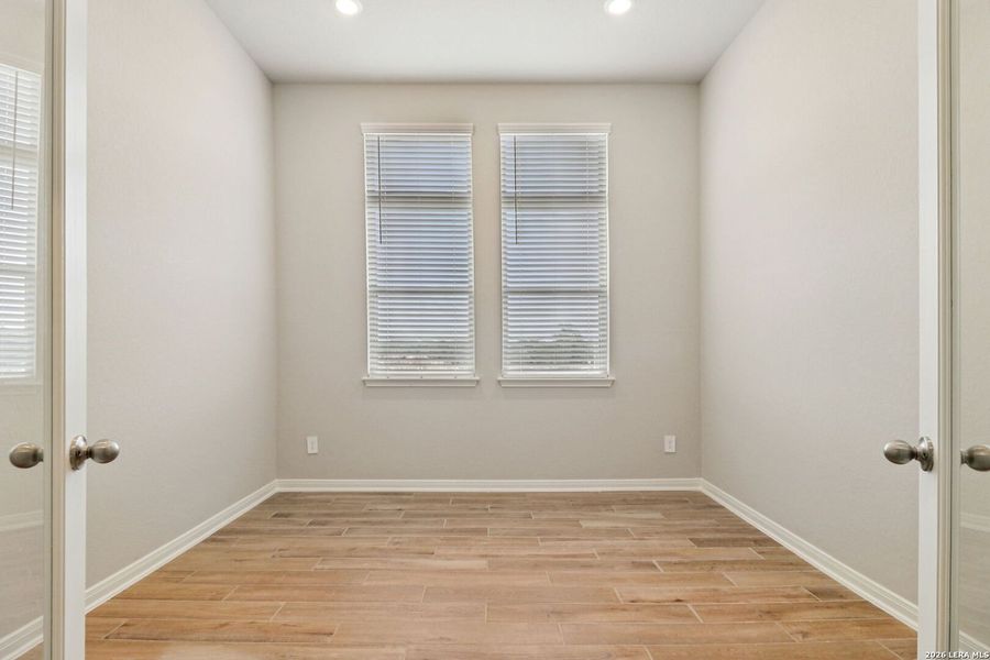 Spacious, unfurnished interior of a new home in Estancia Ranch - Classic Series, San Antonio (Image 23).