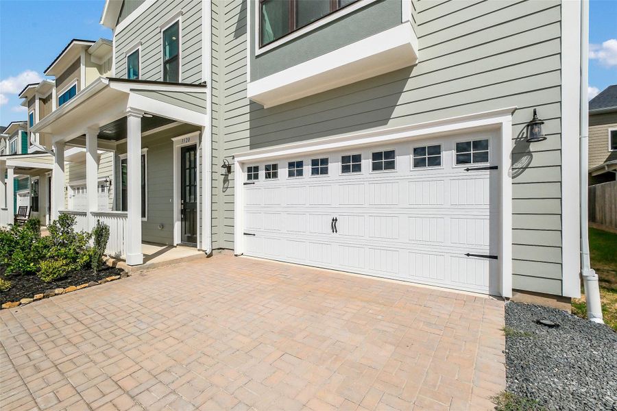 Exterior details and patio area of a home in Timbergrove Trails, Houston (Image 24).