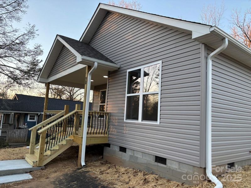 And easy access to the front porch from the driveway. And easy access to the front porch from the driveway.