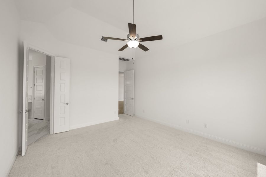 Spacious, unfurnished interior of a new home in Oak Ridge Park, Corinth (Image 21).
