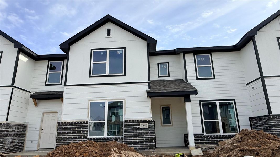 This beautifully designed new construction seamlessly blends modern aesthetics with the warmth of home, featuring elegant finishes that catch the eye and inspire relaxation.