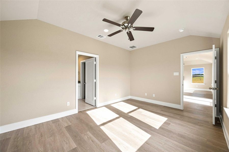 Spacious, unfurnished interior of a new home in Crockett Meadows, Conroe (Image 23).