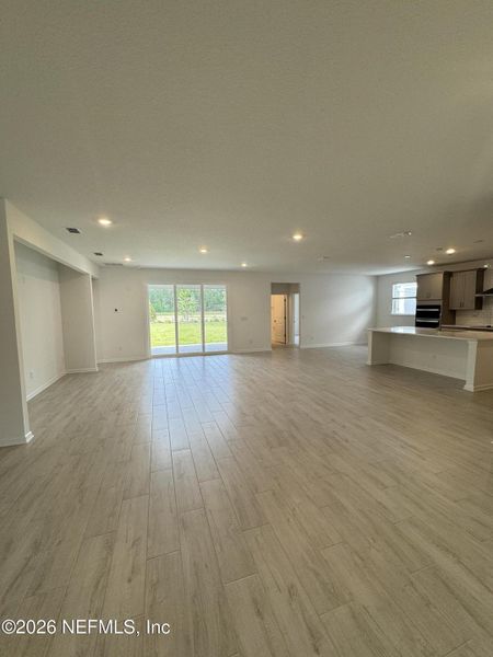 Spacious, unfurnished interior of a new home in Hyland Trail, Green Cove Springs (Image 31).