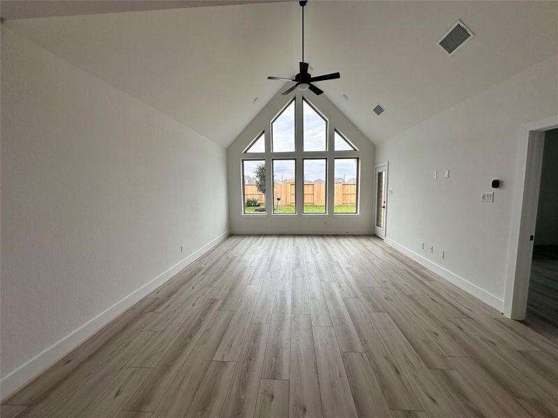 Spacious, unfurnished interior of a new home in Meridiana 40', 65', Iowa Colony (Image 10).