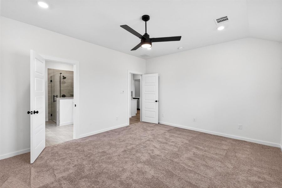 Spacious, unfurnished interior of a new home in , Alvin (Image 22).