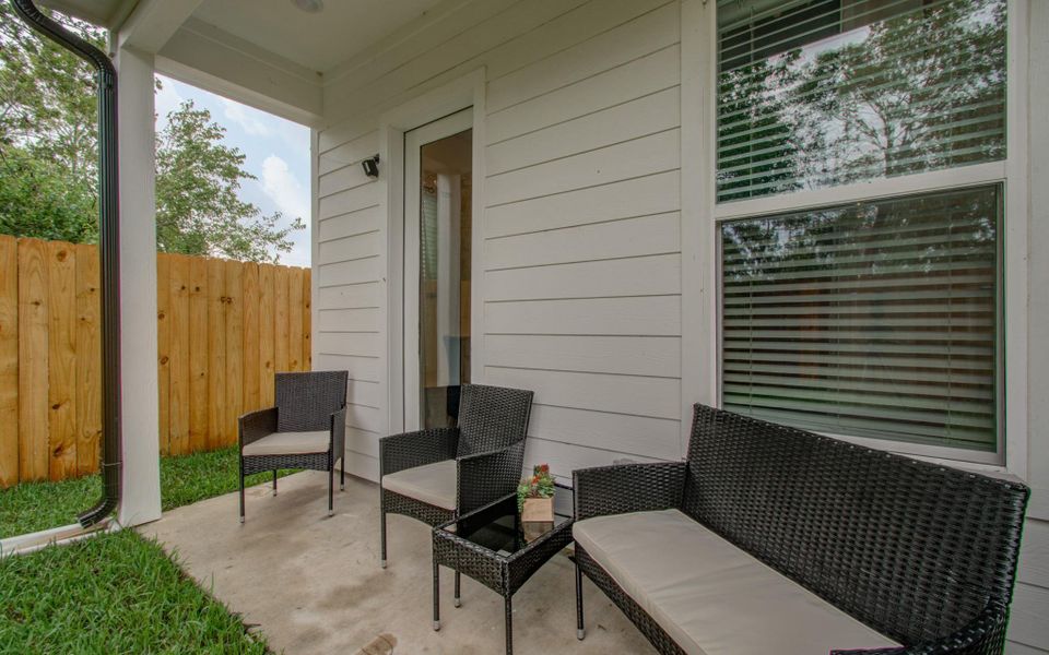 Exterior details and patio area of a home in Benson Street Court, Houston (Image 24).
