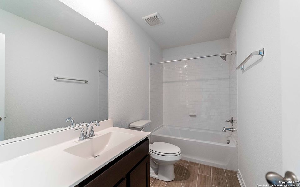 Furnished interior view inside a new home in Homestead, Schertz (Image 2).