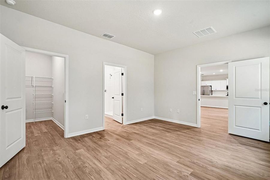 Spacious, unfurnished interior of a new home in , Ocala (Image 12).