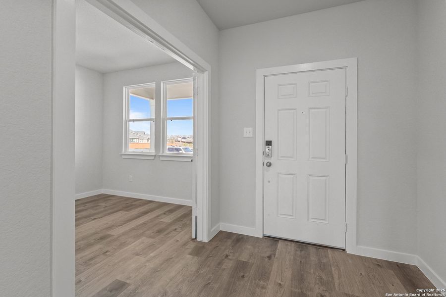 Spacious, unfurnished interior of a new home in Cinco Lakes, San Antonio (Image 26).