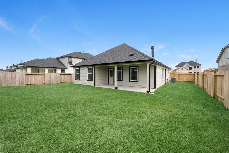 Exterior details and patio area of a home in Briarwood Crossing, Rosenberg (Image 3).