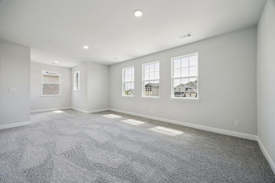 Spacious, unfurnished interior of a new home in Santorini, Seagoville (Image 10).