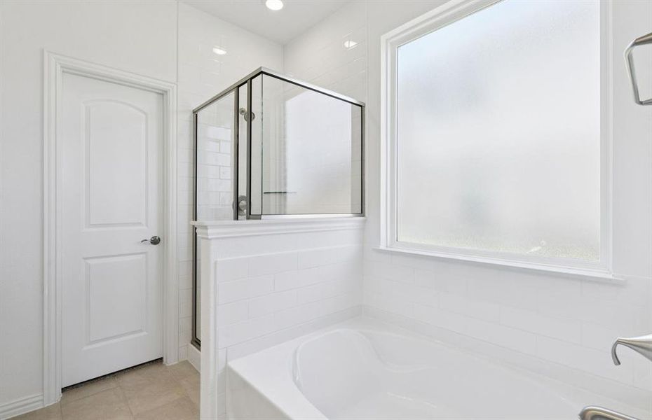 Full Shower & Tub combo in owner's bathroom Full Shower & Tub combo in owner's bathroom