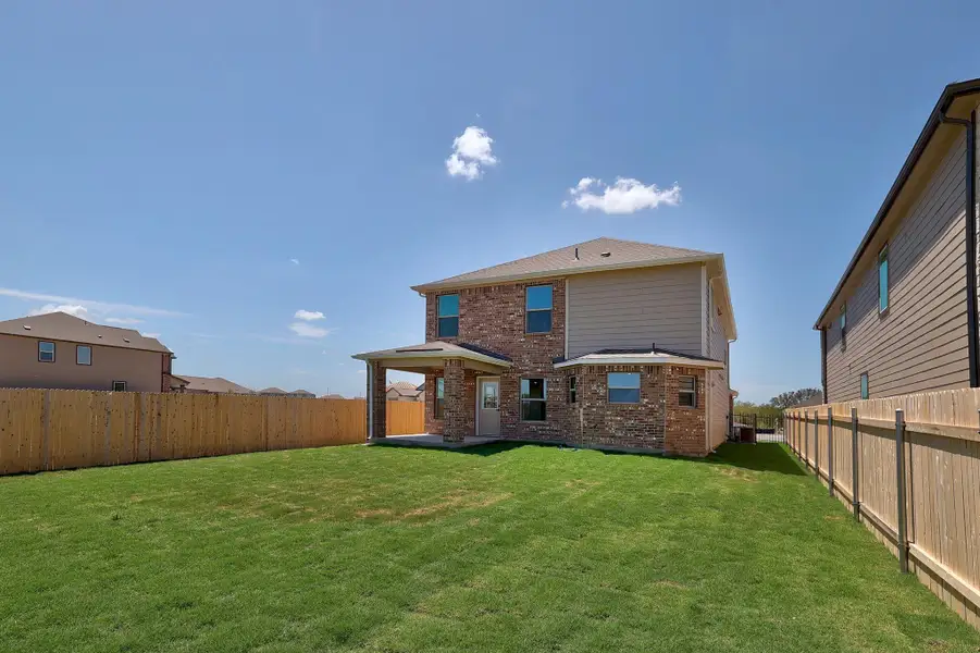 Exterior details and patio area of a home in Stoney Chase, Del Valle (Image 3).