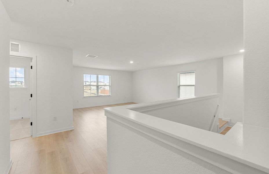 Spacious, unfurnished interior of a new home in Sunfield, Buda (Image 31).