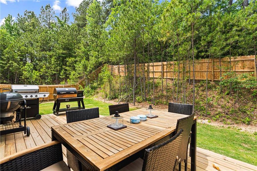 Exterior details and patio area of a home in Victoria Heights, Dallas (Image 3).