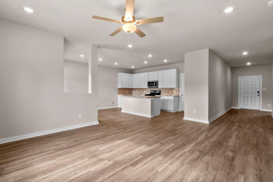 Spacious, unfurnished interior of a new home in Laurel Landing 50', Alvin (Image 12).