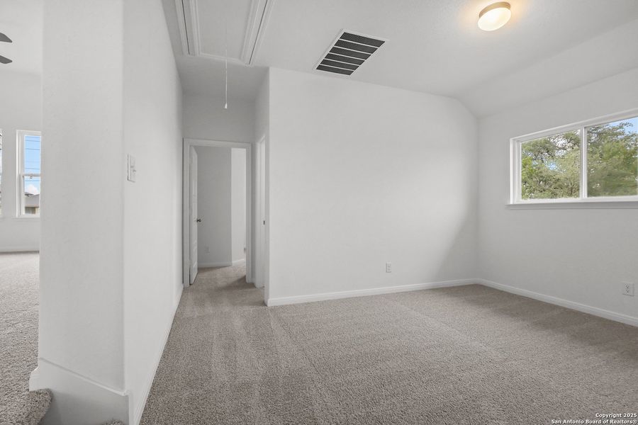 Spacious, unfurnished interior of a new home in Foxbrook, Cibolo (Image 17).