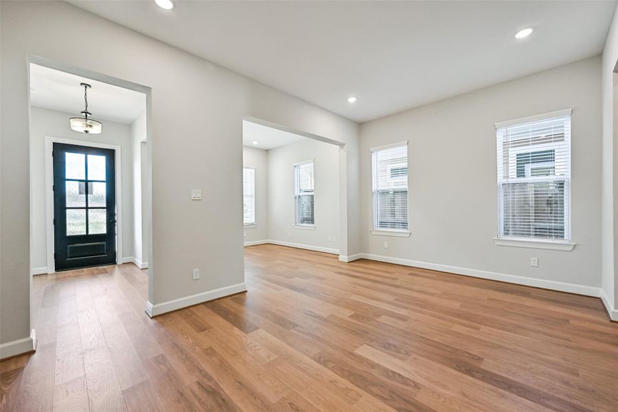 Spacious, unfurnished interior of a new home in Pearland Old Townsite, Pearland (Image 32).