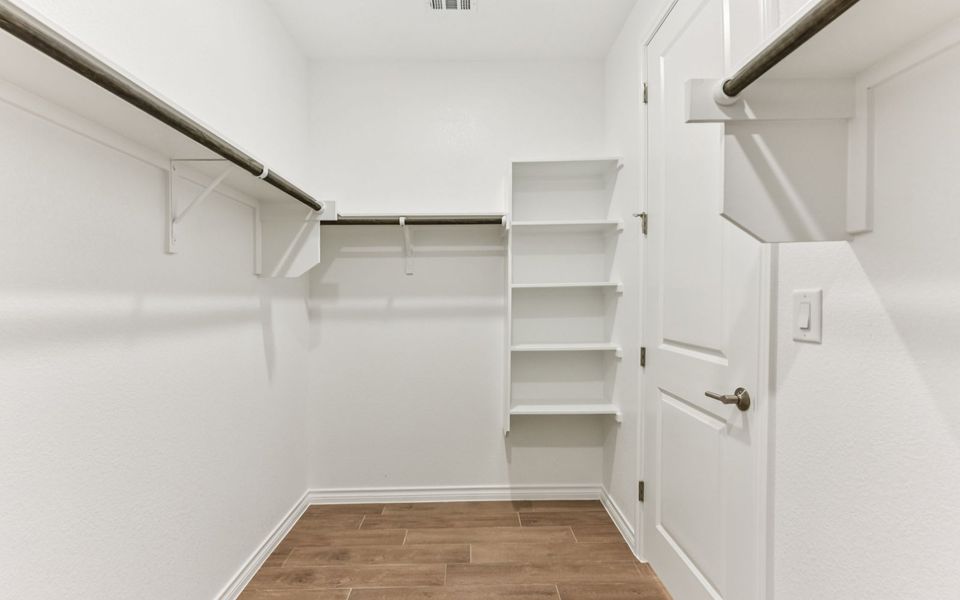 Spacious, unfurnished interior of a new home in Villas at Kissing Tree, San Marcos (Image 10).