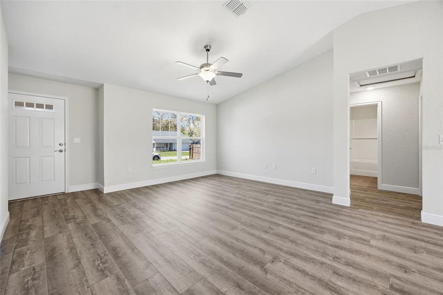Spacious, unfurnished interior of a new home in , Ocala (Image 12).