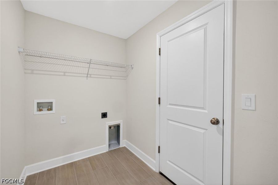 Spacious, unfurnished interior of a new home in Cape Coral, Cape Coral (Image 35).