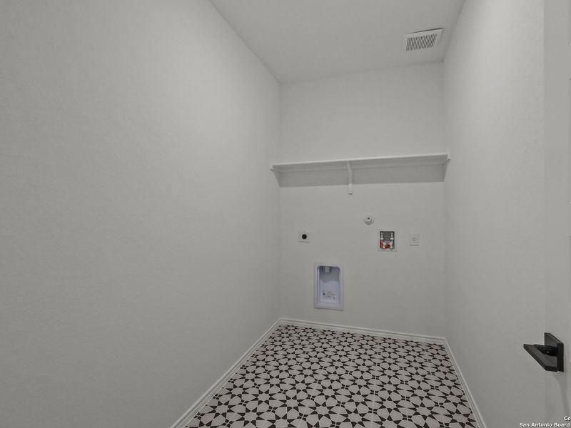 Spacious, unfurnished interior of a new home in Comanche Ridge, San Antonio (Image 40).