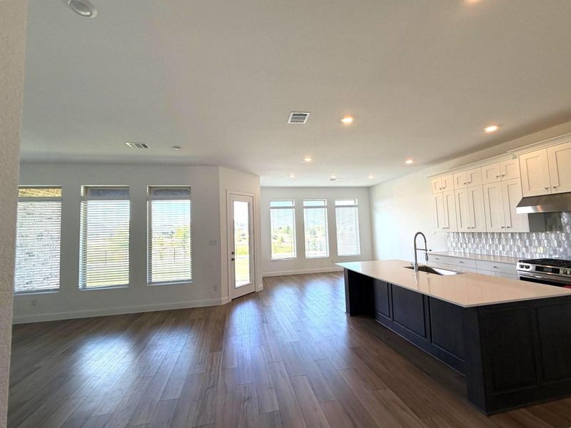 Spacious, unfurnished interior of a new home in Cross Creek West, Fulshear (Image 21).