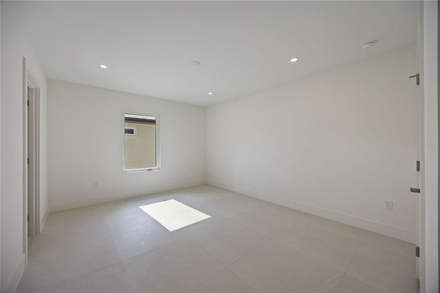 Spacious, unfurnished interior of a new home in , Sarasota (Image 64).