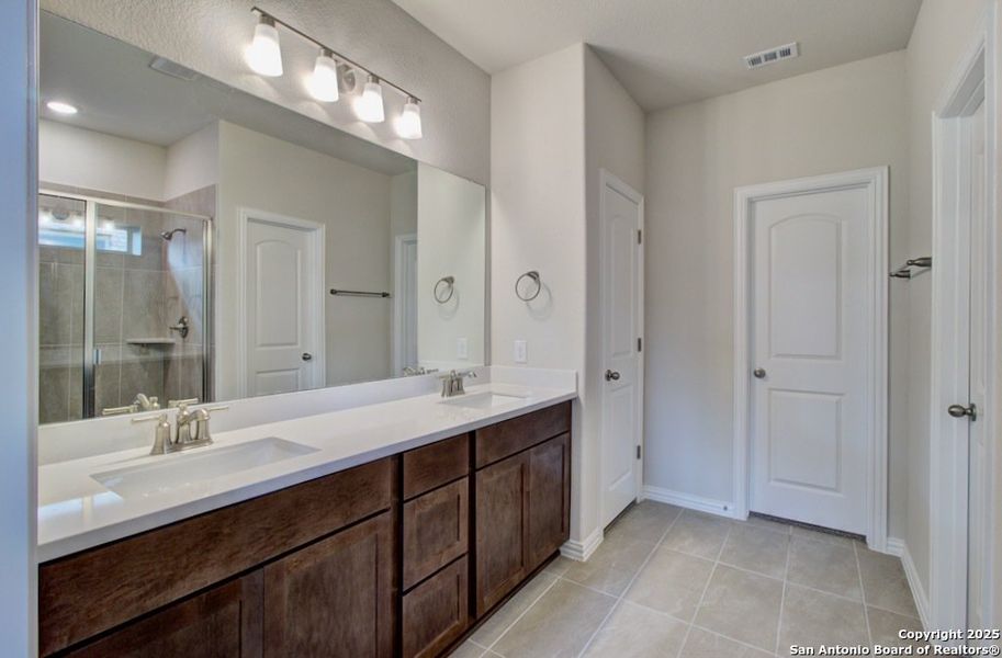 Furnished interior view inside a new home in Clear Creek, New Braunfels (Image 7).