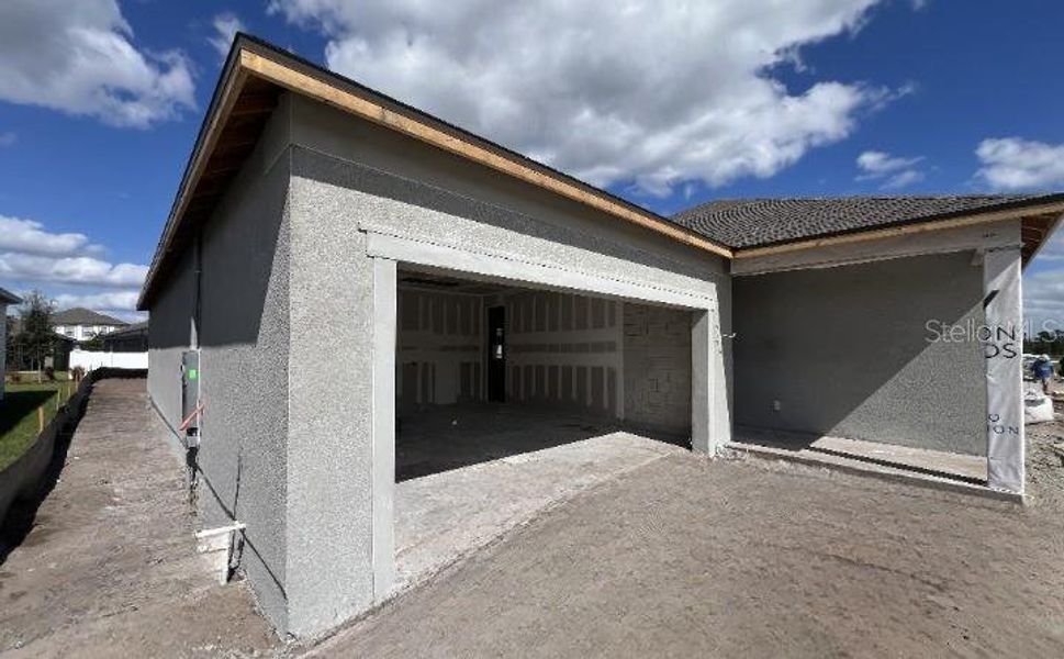 Exterior details and patio area of a home in Sunbrooke, St. Cloud (Image 6).