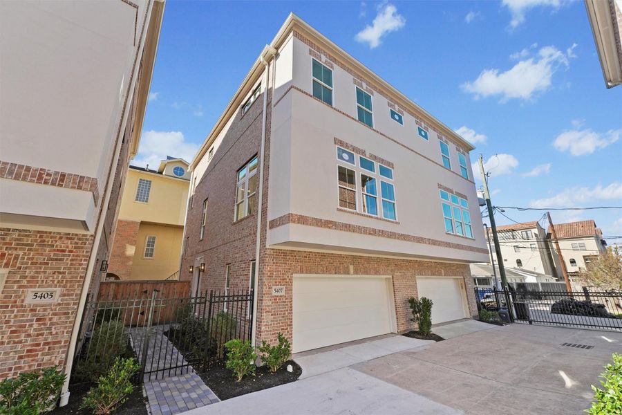 Condo located in Houston, TX showcasing its design and architecture (Image 3).