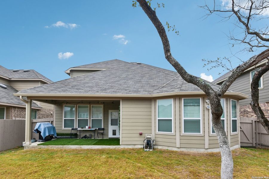Exterior details and patio area of a home in Davis Ranch, San Antonio (Image 3).