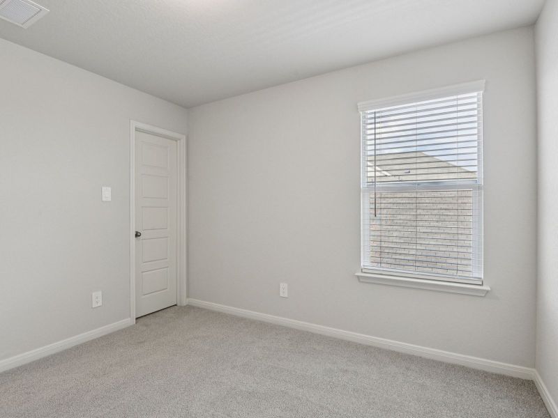 Spacious, unfurnished interior of a new home in Remington Ranch, San Antonio (Image 31).