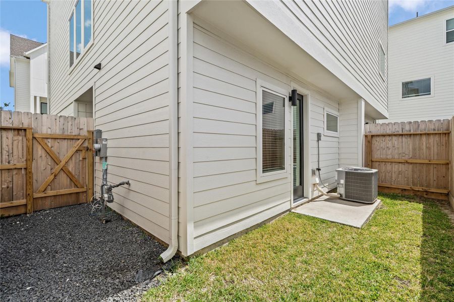 Exterior details and patio area of a home in Willowbend Point, Houston (Image 4).