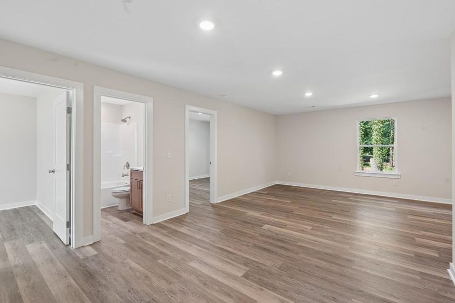 Spacious, unfurnished interior of a new home in , Gainesville (Image 16).
