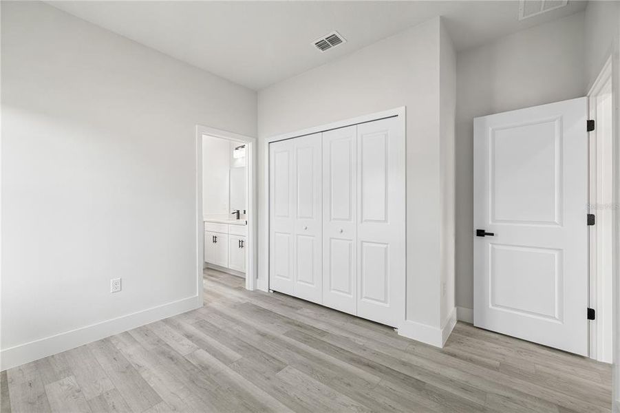 Spacious, unfurnished interior of a new home in , Ocala (Image 32).