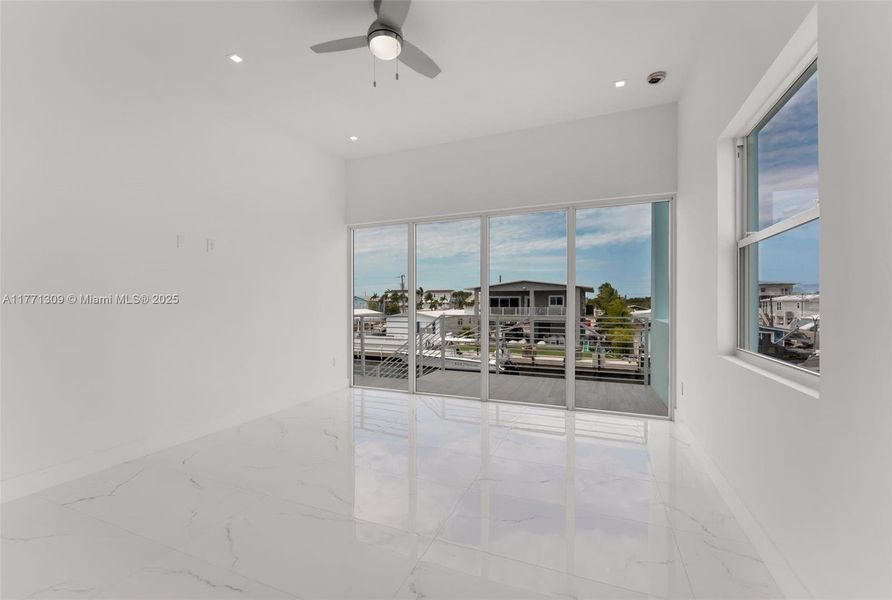 Spacious, unfurnished interior of a new home in , Key Largo (Image 37).