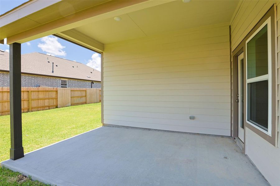 Exterior details and patio area of a home in Azalea, Katy (Image 3).
