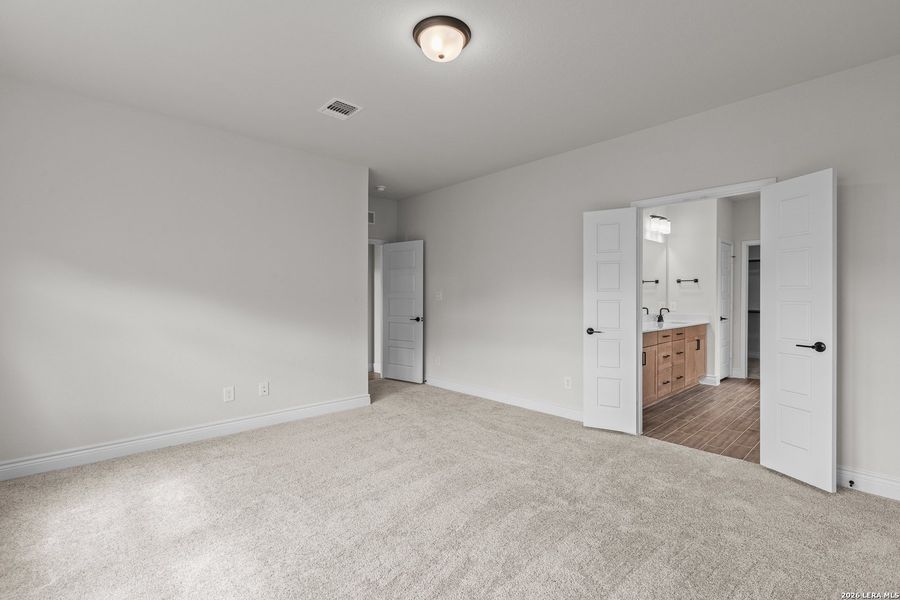 Spacious, unfurnished interior of a new home in Bison Ridge, San Antonio (Image 25).