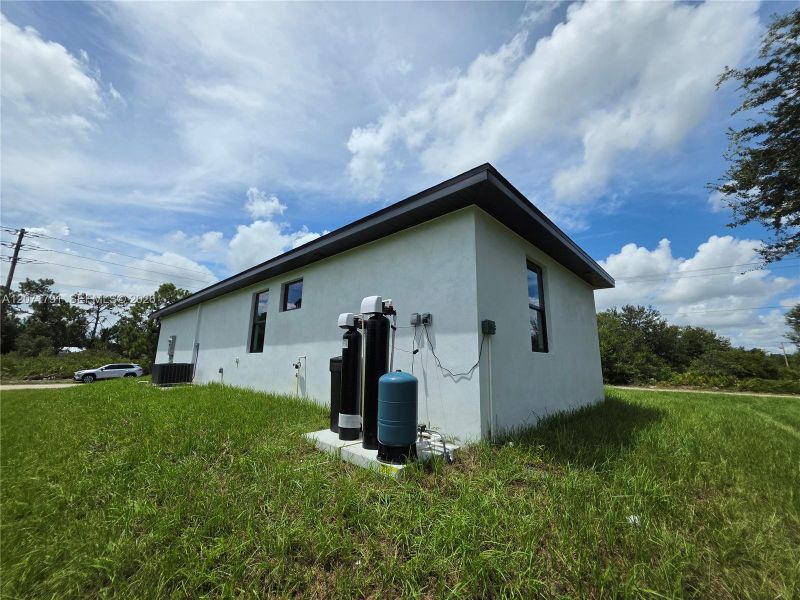 Exterior details and patio area of a home in , Lehigh Acres (Image 4).