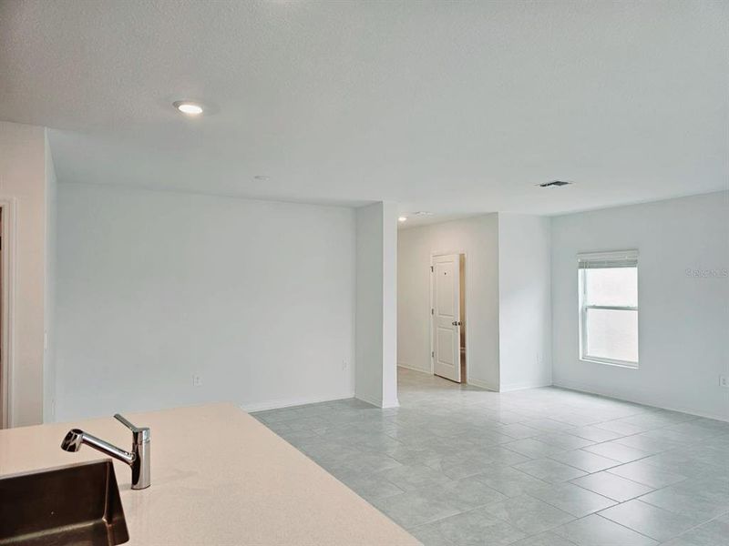 Spacious, unfurnished interior of a new home in Peace Creek Reserve, Winter Haven (Image 7).