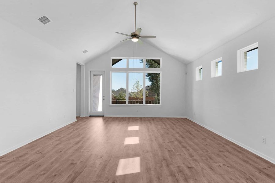 Spacious, unfurnished interior of a new home in Highland Village, Georgetown (Image 13).